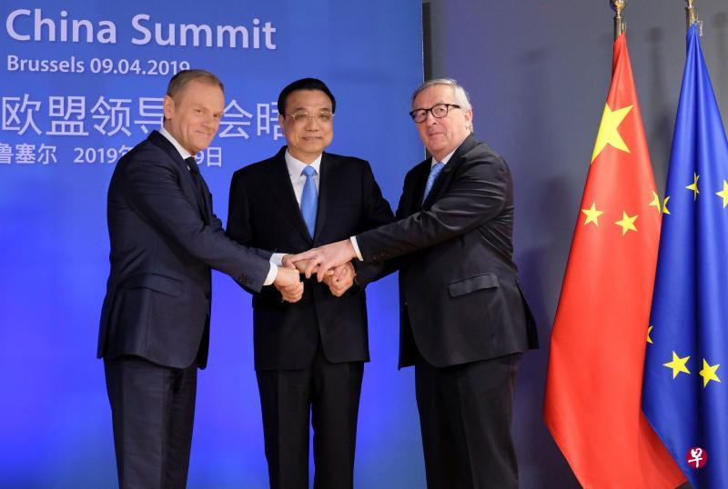 中国总理李克强(中)在峰会前受到欧洲理事会主席图斯克(左)和欧盟委员会主席容克的欢迎。(法新社) 中国总理李克强(中)在峰会前受到欧洲理事会主席图斯克(左)和欧盟委员会主席容克的欢迎。(法新社)