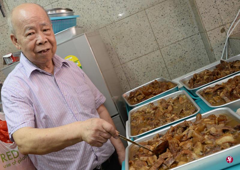 邓兆南从少年时期开始投身饮食业,具有逾70年的丰富经验。(图/洪璐华) 邓兆南从少年时期开始投身饮食业,具有逾70年的丰富经验。(图/洪璐华)