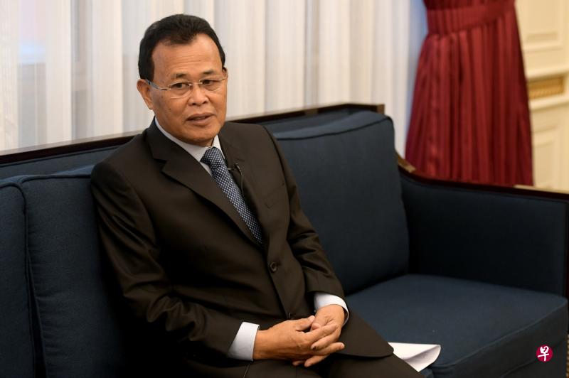 柔佛原州务大臣奥斯曼周一辞职,柔佛州王室公开表示早对他不满,要求换人。(海峡时报) 柔佛原州务大臣奥斯曼周一辞职,柔佛州王室公开表示早对他不满,要求换人。(海峡时报)