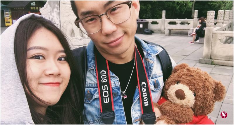 陈祺(右)与女友经常带着毛绒熊“小红”一同出游,如今不见了,两人非常难过。(受访者提供) 陈祺(右)与女友经常带着毛绒熊“小红”一同出游,如今不见了,两人非常难过。(受访者提供)