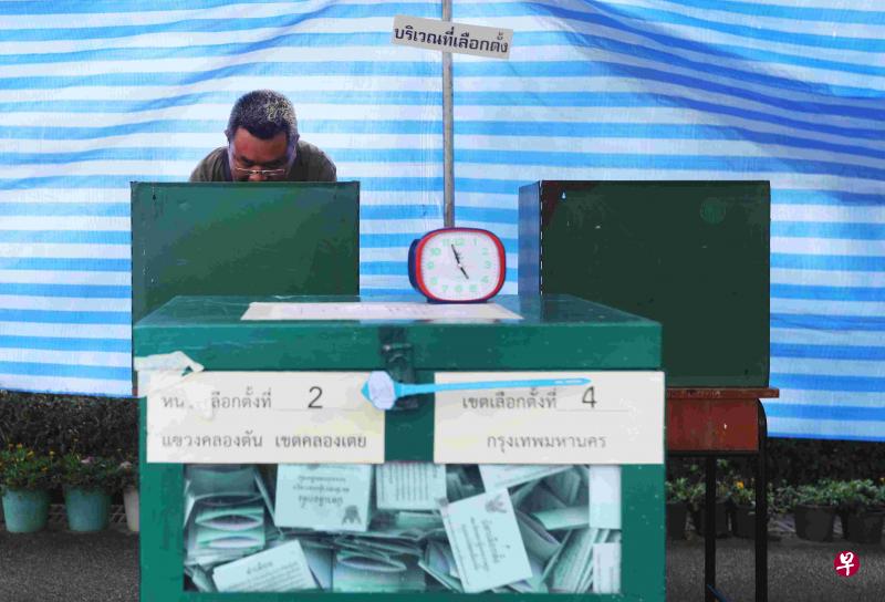 2019年泰国大选于3月24日举行,泰国选民扎叻是这个投票站最后一个得以投票的人。(档案照) 2019年泰国大选于3月24日举行,泰国选民扎叻是这个投票站最后一个得以投票的人。(档案照)