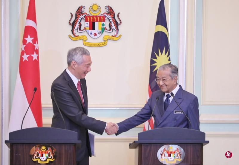 新马领导人非正式峰会前天在马来西亚布城举行,李显龙总理同马国首相马哈迪医生握手。(谢智扬摄) 新马领导人非正式峰会前天在马来西亚布城举行,李显龙总理同马国首相马哈迪医生握手。(谢智扬摄)