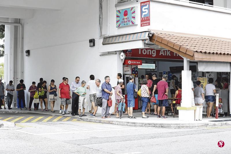 组屋区人气最旺的后港同益发投注站,今早人龙已排到组屋后的停车场。(饶进礼摄) 组屋区人气最旺的后港同益发投注站,今早人龙已排到组屋后的停车场。(饶进礼摄)