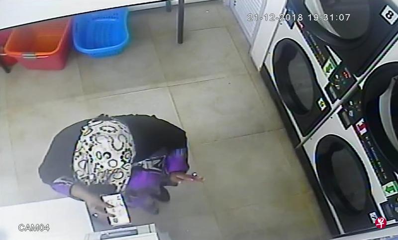 阿嫂到洗衣店兑换硬币,使用钞票换1元硬币,并被拍到在店内逗留半小时。(受访者提供) 阿嫂到洗衣店兑换硬币,使用钞票换1元硬币,并被拍到在店内逗留半小时。(受访者提供)