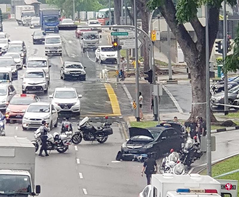 电单车被轿车撞上后卡在车底拖行了一段路。(受访者提供) 电单车被轿车撞上后卡在车底拖行了一段路。(受访者提供)