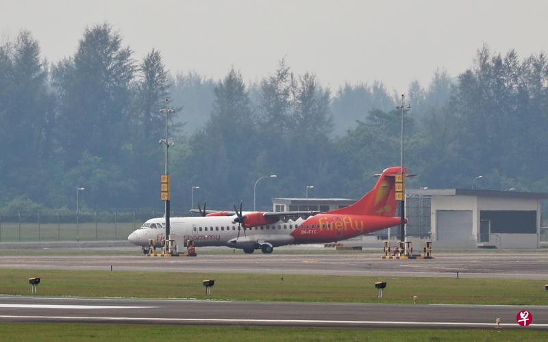 一架飞萤航空飞机昨天在实里达机场降陆。新加坡民航局证实,飞萤航空在启动飞往实里达机场的航班服务前,昨天先进行了试飞。飞萤航空预计从本月21日起恢复新加坡航线。(海峡时报) 一架飞萤航空飞机昨天在实里达机场降陆。新加坡民航局证实,飞萤航空在启动飞往实里达机场的航班服务前,昨天先进行了试飞。飞萤航空预计从本月21日起恢复新加坡航线。(海峡时报)