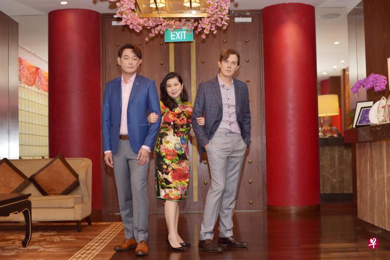 定制服不仅合身,还可以达到修饰身材的效果。人们可根据自己的身形和肤色,选择合适的男女装。图中间为钟俐芳。(受访者提供) 定制服不仅合身,还可以达到修饰身材的效果。人们可根据自己的身形和肤色,选择合适的男女装。图中间为钟俐芳。(受访者提供)