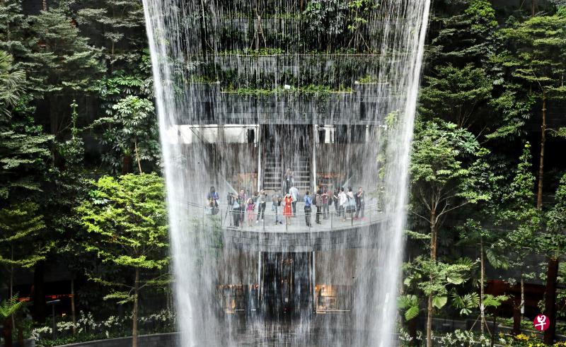 许多人驻足围观,拿起手机拍下雄伟壮观的雨漩涡。(严宣融摄) 许多人驻足围观,拿起手机拍下雄伟壮观的雨漩涡。(严宣融摄)