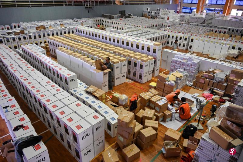 在雅加达,官员们正在忙着准备投票箱和相关文件。下周三,印尼全国1亿9200万选民将投票选出总统和各级议会的议员。(法新社) 在雅加达,官员们正在忙着准备投票箱和相关文件。下周三,印尼全国1亿9200万选民将投票选出总统和各级议会的议员。(法新社)