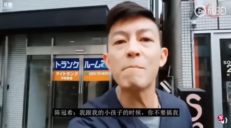 陈冠希因为送女儿上学被追拍而动怒。(互联网) 陈冠希因为送女儿上学被追拍而动怒。(互联网)