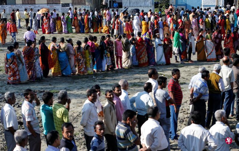 印度大选昨天掀开序幕,西孟加拉邦的阿里布尔杜阿尔选区开始在大选第一阶段举行投票,大批选民在投票站外排队等候。(路透社) 印度大选昨天掀开序幕,西孟加拉邦的阿里布尔杜阿尔选区开始在大选第一阶段举行投票,大批选民在投票站外排队等候。(路透社)