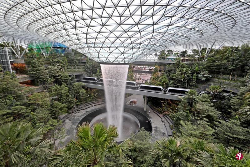 斥资17亿元的星耀樟宜(Jewel Changi Airport)终于落成,并于4月11日举办了首场预览活动,本月17日正式对外开放。(档案照) 斥资17亿元的星耀樟宜(Jewel Changi Airport)终于落成,并于4月11日举办了首场预览活动,本月17日正式对外开放。(档案照)
