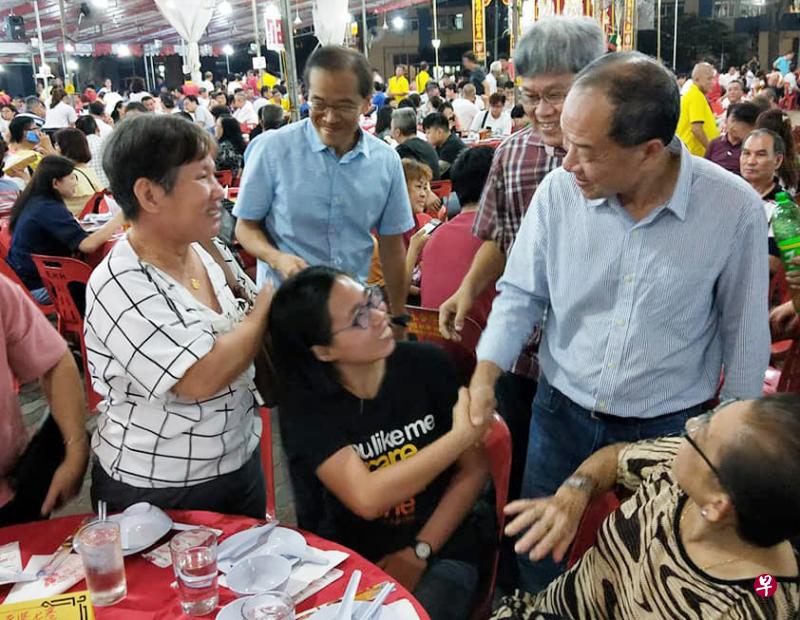 工人党非选区议员陈立峰(后排左二,身穿蓝衣)近期频密出现在后港区社区活动上。图为他和后港区议员方荣发(右二)和阿裕尼集选区议员刘程强(右一)一同出席上星期天的一场庙宇活动。(取自后港单选区面簿) 工人党非选区议员陈立峰(后排左二,身穿蓝衣)近期频密出现在后港区社区活动上。图为他和后港区议员方荣发(右二)和阿裕尼集选区议员刘程强(右一)一同出席上星期天的一场庙宇活动。(取自后港单选区面簿)