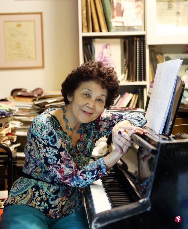 (左图)陈毓申多年来在本地推广声乐艺术,是新马声乐界的教育先驱。(档案照) (左图)陈毓申多年来在本地推广声乐艺术,是新马声乐界的教育先驱。(档案照)