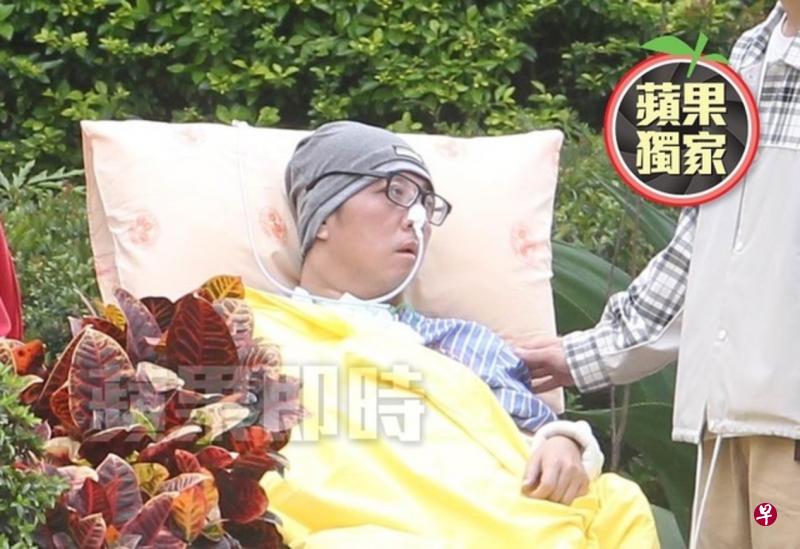 台湾苹果日报直击消瘦的袁惟仁瘫坐在轮椅上。(互联网) 台湾苹果日报直击消瘦的袁惟仁瘫坐在轮椅上。(互联网)