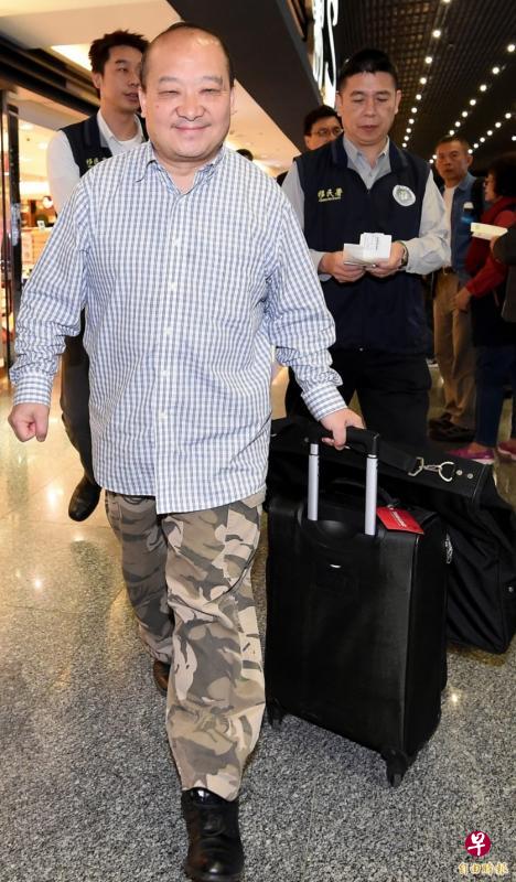 台湾移民署人员昨天凌晨在南投竹山某民宿查获李毅后,将他带往桃园机场,强制遣返回出发地香港。(互联网) 台湾移民署人员昨天凌晨在南投竹山某民宿查获李毅后,将他带往桃园机场,强制遣返回出发地香港。(互联网)