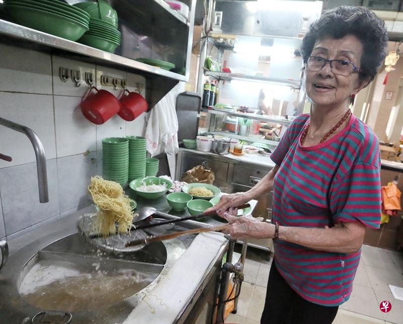 蔡秀花不舍得让手艺失传,开出五位数价码出售秘方。(徐颖荃摄) 蔡秀花不舍得让手艺失传,开出五位数价码出售秘方。(徐颖荃摄)