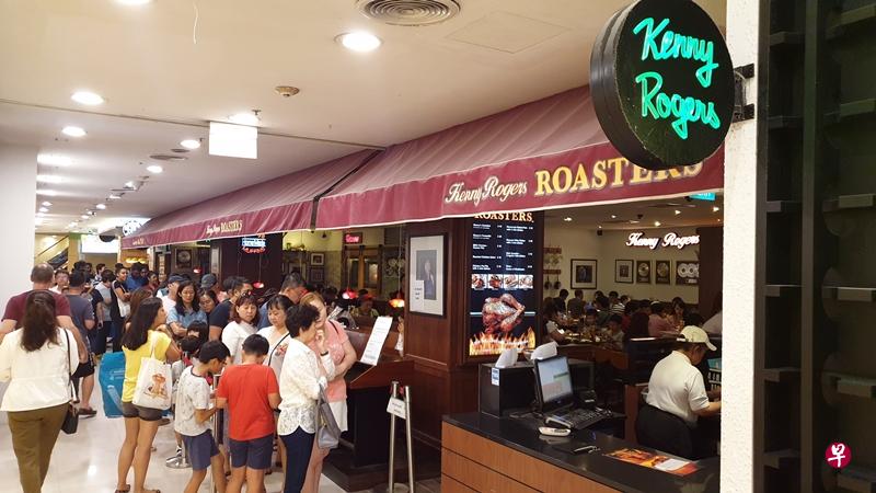 Kenny Rogers Roasters烤鸡店今晚最后一夜,许多食客到场光顾现人龙。(刘启成摄) Kenny Rogers Roasters烤鸡店今晚最后一夜,许多食客到场光顾现人龙。(刘启成摄)