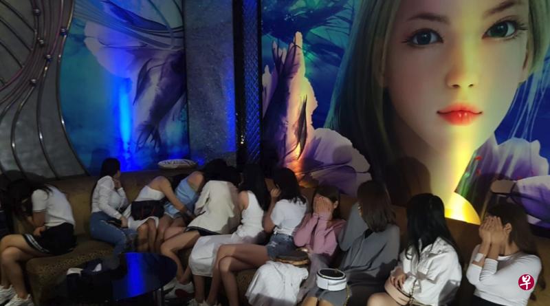 警方连续两天展开执法行动,两间按摩院被发现违例,12名女子被逮捕。(警方提供) 警方连续两天展开执法行动,两间按摩院被发现违例,12名女子被逮捕。(警方提供)