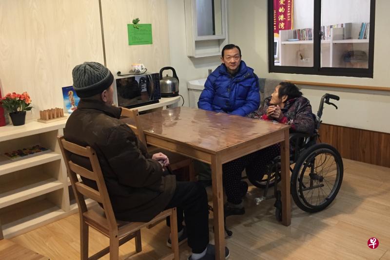 施皓(右二)与老人们交谈。(受访者提供) 施皓(右二)与老人们交谈。(受访者提供)