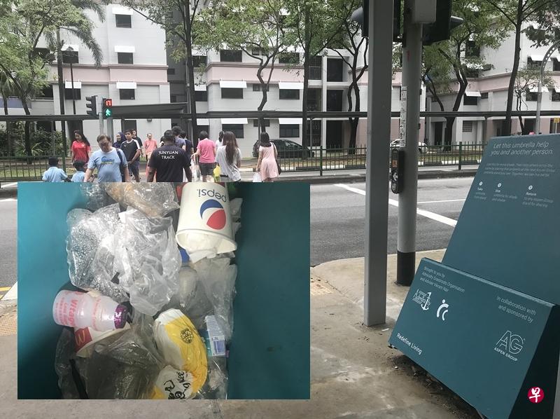 雨伞架变垃圾槽,不少公众将垃圾随手丢弃于此,居民担心蚊虫滋生。(林艺君摄) 雨伞架变垃圾槽,不少公众将垃圾随手丢弃于此,居民担心蚊虫滋生。(林艺君摄)