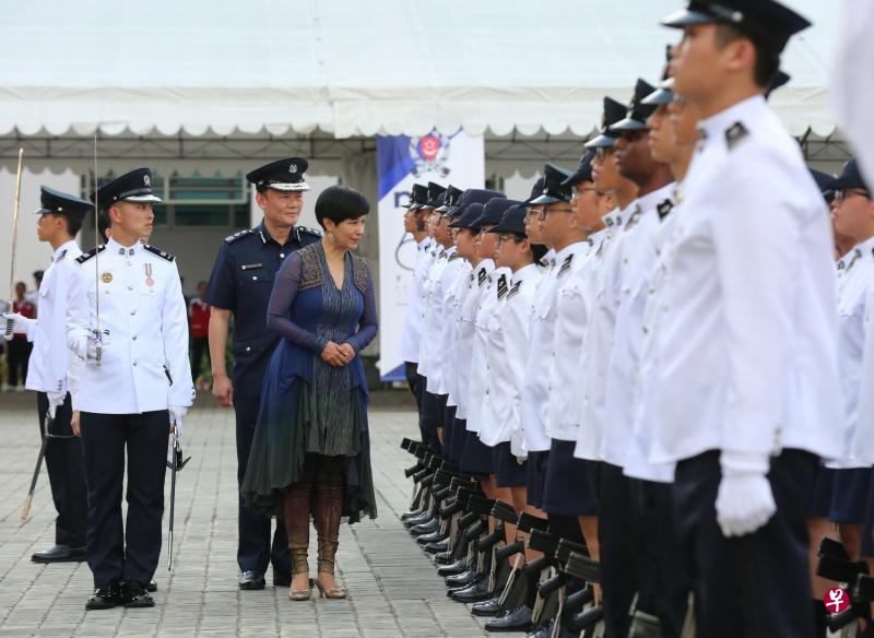 全国学生警察团举行60周年纪念日检阅典礼,总理公署部长兼财政部及教育部第二部长英兰妮(左三)是活动嘉宾。(庄耿闻摄) 全国学生警察团举行60周年纪念日检阅典礼,总理公署部长兼财政部及教育部第二部长英兰妮(左三)是活动嘉宾。(庄耿闻摄)