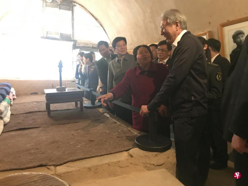 我国副总理兼国家安全统筹部长张志贤(右一)、贸工部长陈振声(右四)等新加坡政治职务担任者,昨天在延安梁家河村参观中共总书记习近平1969年到1975下乡期间住过的一个窑洞,一名女村民(右二)向张志贤介绍洞里的设施和生活情况。(林展霆摄) 我国副总理兼国家安全统筹部长张志贤(右一)、贸工部长陈振声(右四)等新加坡政治职务担任者,昨天在延安梁家河村参观中共总书记习近平1969年到1975下乡期间住过的一个窑洞,一名女村民(右二)向张志贤介绍洞里的设施和生活情况。(林展霆摄)
