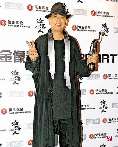 黄秋生前晚凭《沦落人》夺下第38届香港电影金像奖影帝。 黄秋生前晚凭《沦落人》夺下第38届香港电影金像奖影帝。