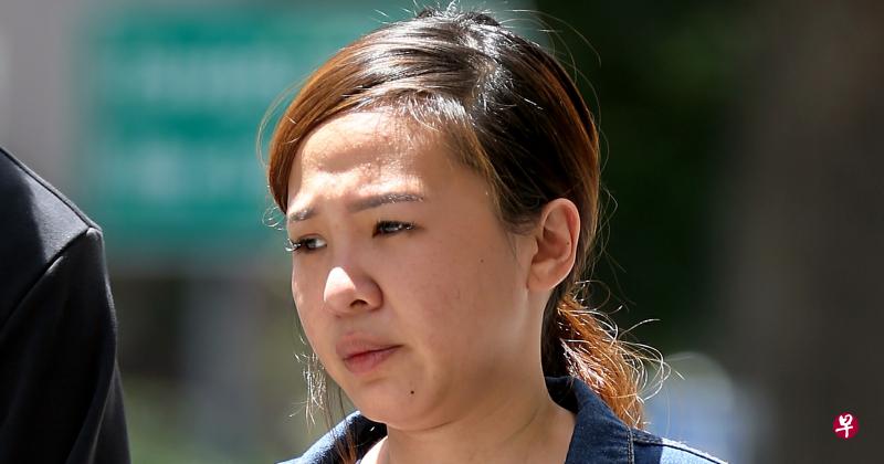 被告陈素玲本月12日除了承认纠众骚扰和教唆骚扰四项控状,也认下动粗和打架两项控状。后两项控状则罚款1000元。(海峡时报) 被告陈素玲本月12日除了承认纠众骚扰和教唆骚扰四项控状,也认下动粗和打架两项控状。后两项控状则罚款1000元。(海峡时报)