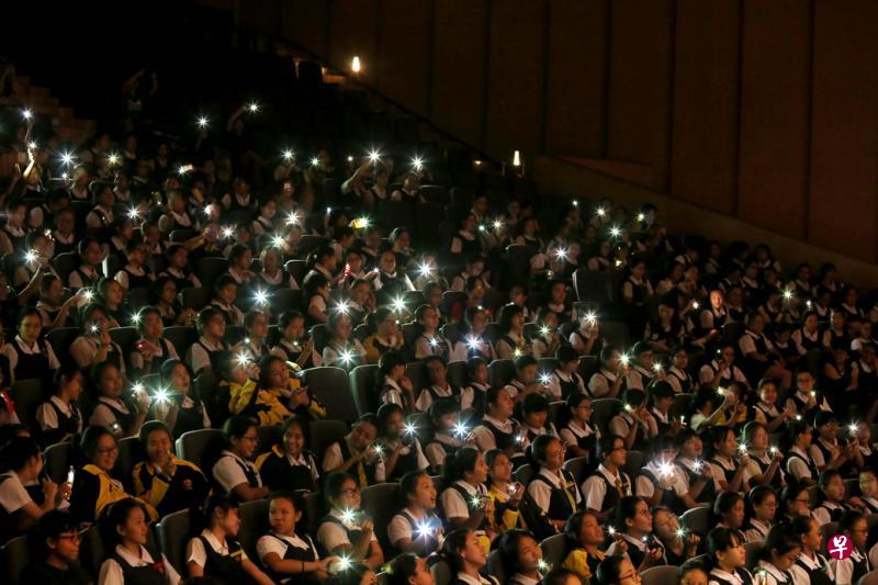 巴耶礼峇美以美女校(中学)学生纷纷举起手机充作荧光棒,随着《城里的月光》律动。(龙国雄摄) 巴耶礼峇美以美女校(中学)学生纷纷举起手机充作荧光棒,随着《城里的月光》律动。(龙国雄摄)