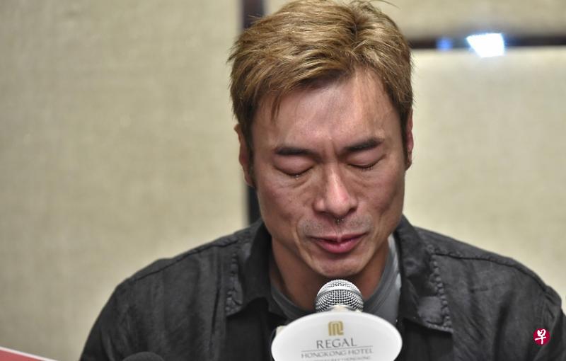 香港艺人许志安昨晚召开记者会，泪流满面，为自己的错误鞠躬道歉。（香港中通社）