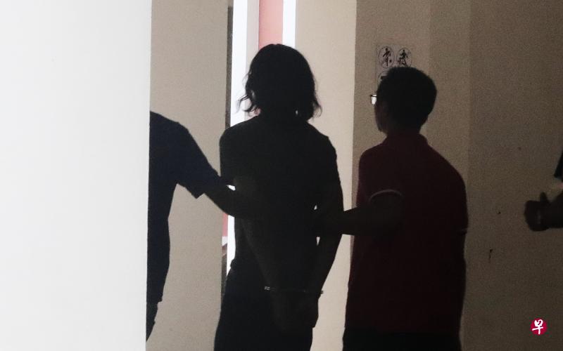 被告落网后被警方押回现场,还原事发经过。(档案照) 被告落网后被警方押回现场,还原事发经过。(档案照)