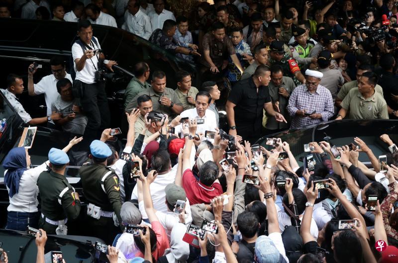 佐科昨天下午在雅加达市中心一商场召开记者会,没有直接宣布胜选,但支持者非常兴奋。(陈渊庄摄) 佐科昨天下午在雅加达市中心一商场召开记者会,没有直接宣布胜选,但支持者非常兴奋。(陈渊庄摄)