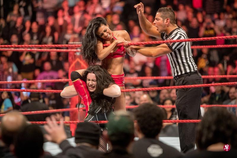 佛罗伦斯演出的佩吉(黑衣女)在摔角擂台上斗志旺盛。 佛罗伦斯演出的佩吉(黑衣女)在摔角擂台上斗志旺盛。