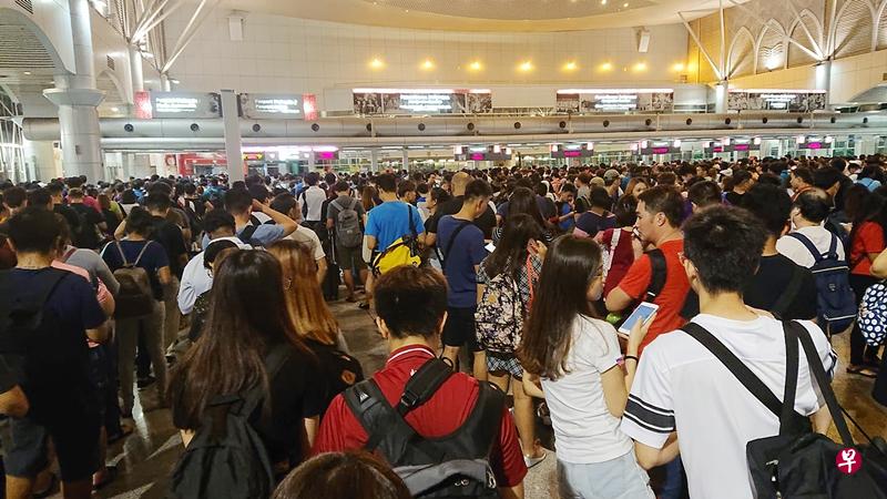马国关卡柜台前人头攒动。(取自网络) 马国关卡柜台前人头攒动。(取自网络)