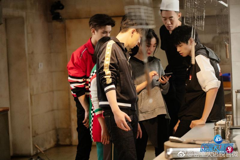 杨幂(中)和其他艺人在《密室大逃脱》里一起解密。(互联网) 杨幂(中)和其他艺人在《密室大逃脱》里一起解密。(互联网)