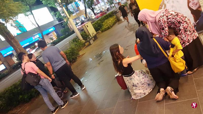案发地点人流繁忙,意外也引起一些人围观。(视频截图) 案发地点人流繁忙,意外也引起一些人围观。(视频截图)