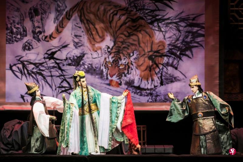 猴纸剧坊《花田错》的主角——台湾霹雳偶,融汇传统布袋偶和现代日本动漫的特色。(剧团提供) 猴纸剧坊《花田错》的主角——台湾霹雳偶,融汇传统布袋偶和现代日本动漫的特色。(剧团提供)