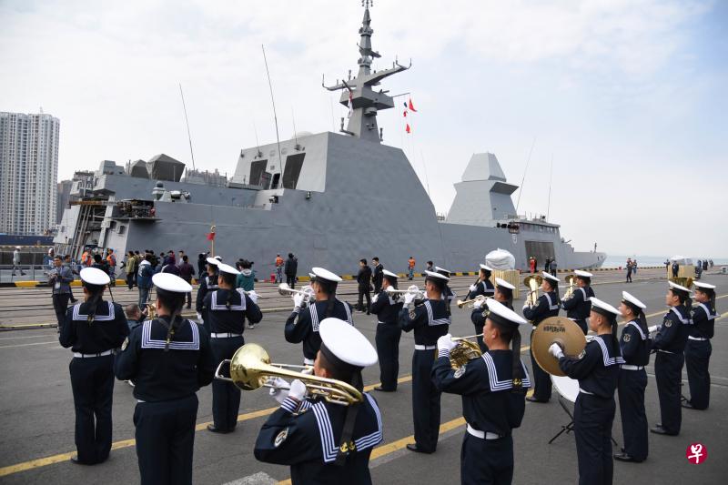 新加坡海军忠诚号护卫舰昨早驶入青岛大港码头时,中国海军方面演奏军乐欢迎。(新华社) 新加坡海军忠诚号护卫舰昨早驶入青岛大港码头时,中国海军方面演奏军乐欢迎。(新华社)