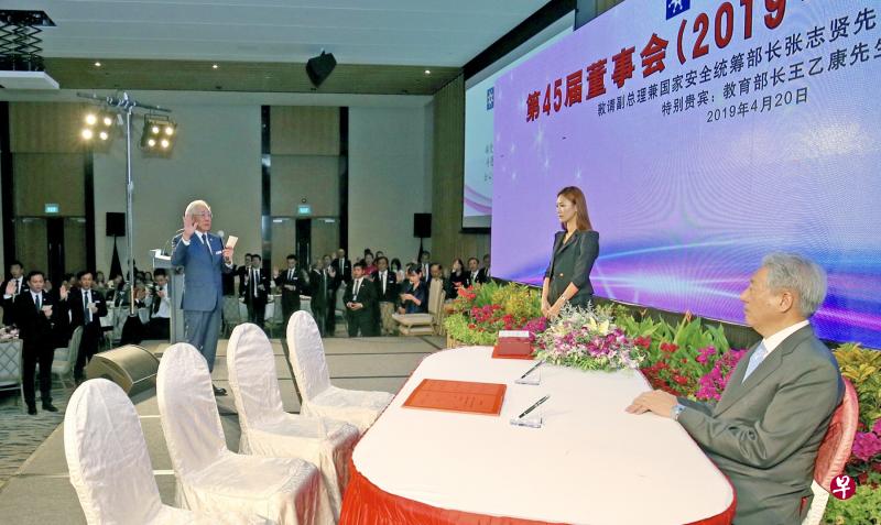 张志贤副总理今早出席潮州八邑会馆今早举行第45届董事会就职典礼。(邬福梁摄) 张志贤副总理今早出席潮州八邑会馆今早举行第45届董事会就职典礼。(邬福梁摄)