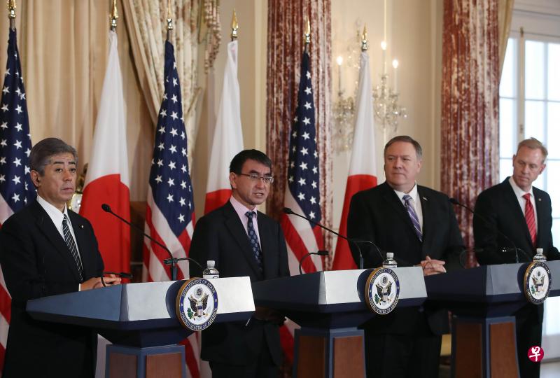 日本外相河野太郎(左二)和防卫相岩屋毅(左一)周五在华盛顿与美国国务卿蓬佩奥(左三)和代理国防部长沙纳汉(左四)展开2+2会议后,召开记者会。(法新社) 日本外相河野太郎(左二)和防卫相岩屋毅(左一)周五在华盛顿与美国国务卿蓬佩奥(左三)和代理国防部长沙纳汉(左四)展开2+2会议后,召开记者会。(法新社)