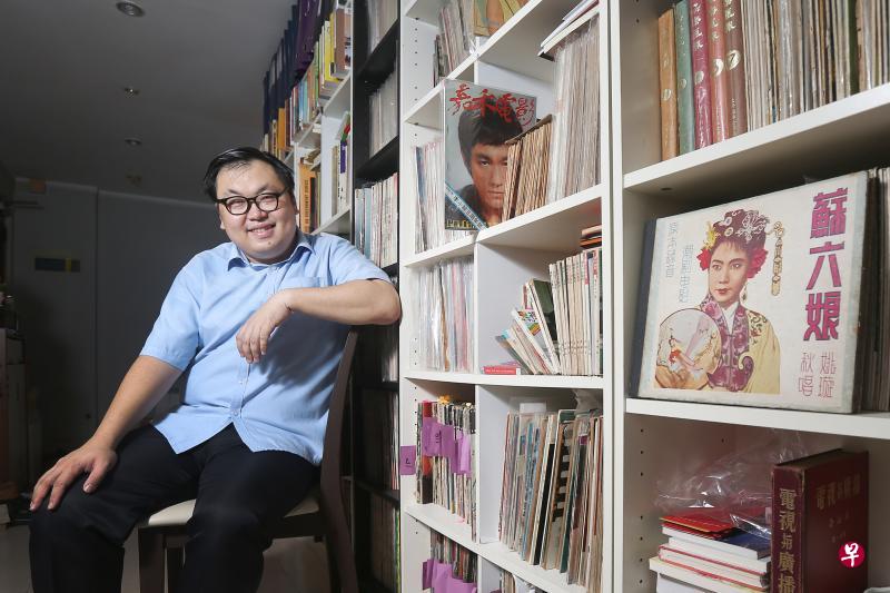 教师苏章恺住家大厅的一排书橱塞满各种旧电影杂志。