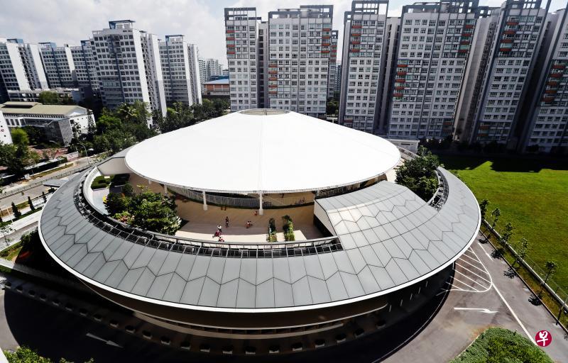 也是白沙—榜鹅集选区议员的副总理兼国家安全统筹部长张志贤（右一）昨天参与榜鹅北的行动党社区基金Sparkletots幼儿园（左图）开幕礼后，到婴儿户外玩乐区亲身体验孩子们可以如何与青蛙等动物接触。（陈斌勤摄）