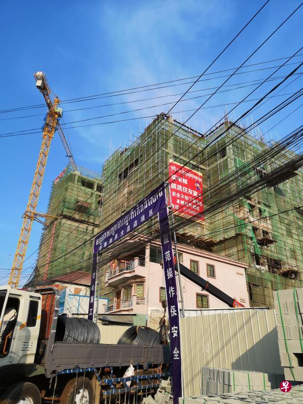 西哈努克市街头到处可见中文招牌,以及中资建筑项目。(任其摄) 西哈努克市街头到处可见中文招牌,以及中资建筑项目。(任其摄)