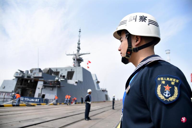 4月19日10时许,新加坡海军“坚强”号护卫舰缓缓驶入青岛大港码头。这是参加中国人民解放军海军成立70周年多国海军活动到访的第一艘外国海军舰艇。(新华社) 4月19日10时许,新加坡海军“坚强”号护卫舰缓缓驶入青岛大港码头。这是参加中国人民解放军海军成立70周年多国海军活动到访的第一艘外国海军舰艇。(新华社)