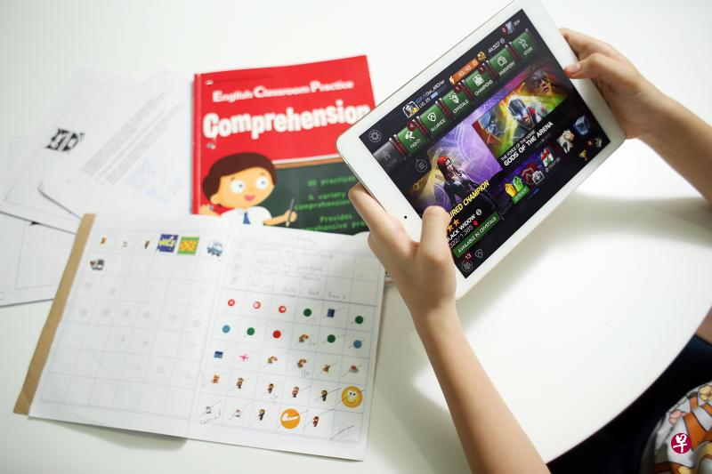 新加坡家长很早就让稚龄儿童接触电脑、手机、平板电脑等电子产品,这已成为一种社会现象。(档案照片) 新加坡家长很早就让稚龄儿童接触电脑、手机、平板电脑等电子产品,这已成为一种社会现象。(档案照片)