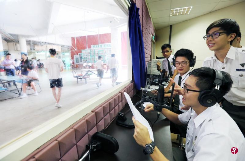 公教中学学生为学校的双语广播站当“播音人”，趁休息时间与同学讨论追星话题，从中加强表达能力。（庄耿闻摄）