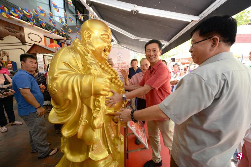 迈入第14个年头的德教太和观笑佛慈善筹款活动昨天在滑铁卢街举行,教育部长王乙康(右二)昨天到场主持推展仪式,在他右边的是德教太和观主席李锦祥。(潘丰源摄) 迈入第14个年头的德教太和观笑佛慈善筹款活动昨天在滑铁卢街举行,教育部长王乙康(右二)昨天到场主持推展仪式,在他右边的是德教太和观主席李锦祥。(潘丰源摄)