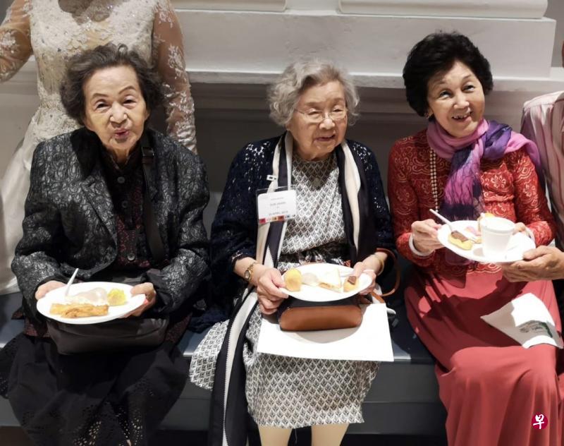 “春华秋实”音乐会中场休息,巫漪丽(左起)、孙家馨、陈毓申三位德高望重音乐家一同享用茶点,留下难得同框的珍贵画面。20分钟后,巫漪丽即不适昏迷。(读者提供) “春华秋实”音乐会中场休息,巫漪丽(左起)、孙家馨、陈毓申三位德高望重音乐家一同享用茶点,留下难得同框的珍贵画面。20分钟后,巫漪丽即不适昏迷。(读者提供)