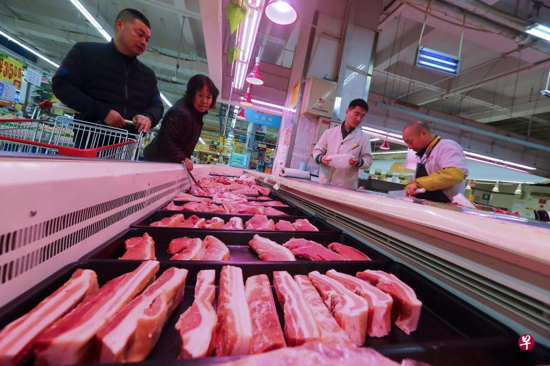 4月11日,山西省太原市,民众在超市选购猪肉。当日,中国国家统计局发布数据显示,2019年3月份,中国CPI同比上涨2.3%。国家统计局城市司处长董雅秀分析说,在食品中,猪肉价格上涨5.1%,为同比连降25个月后首次转涨,影响CPI上涨约0.12个百分点。(中新社) 4月11日,山西省太原市,民众在超市选购猪肉。当日,中国国家统计局发布数据显示,2019年3月份,中国CPI同比上涨2.3%。国家统计局城市司处长董雅秀分析说,在食品中,猪肉价格上涨5.1%,为同比连降25个月后首次转涨,影响CPI上涨约0.12个百分点。(中新社)